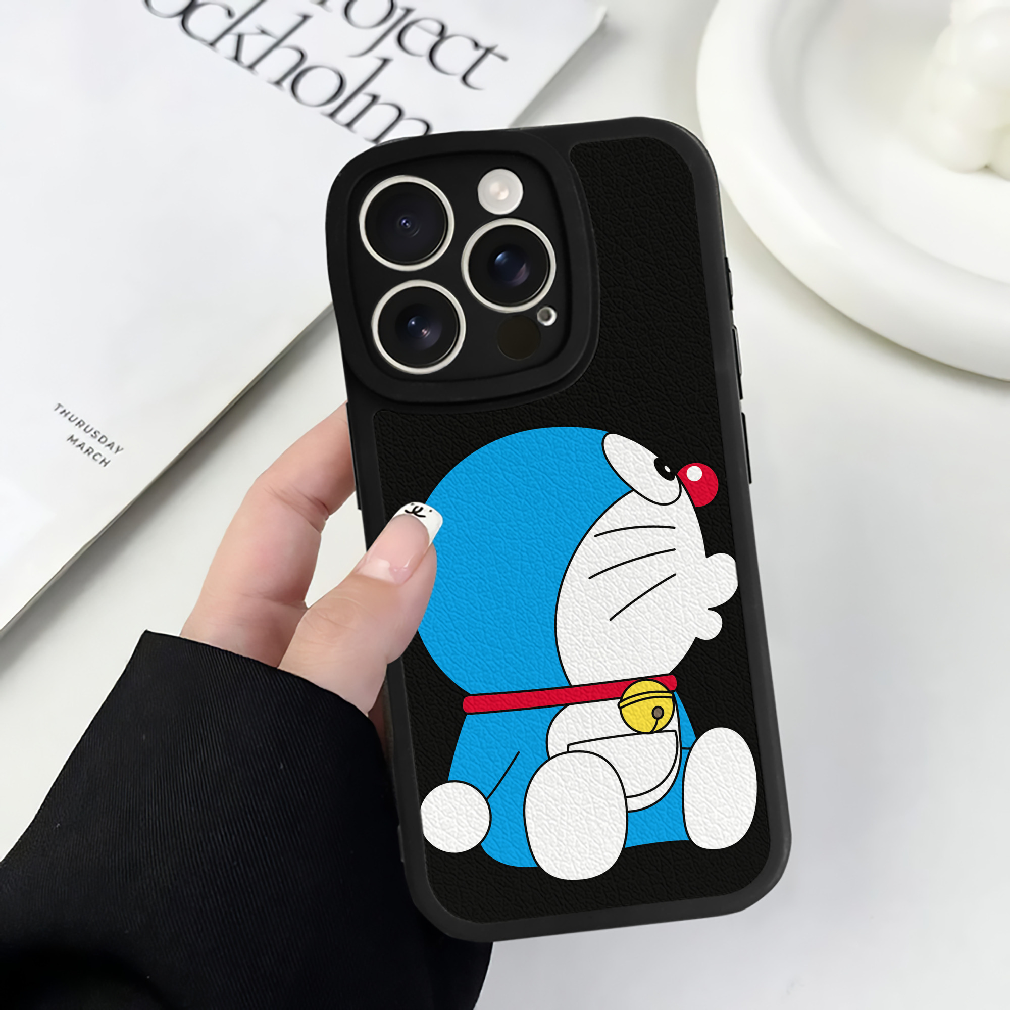 （画像用） ドラえもん Doraemon 【iPhone 16シリーズ対応】シリコンスマホケース（レザー調） 材質：シリコン